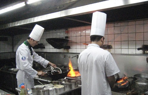 新加坡餐饮服务相关招聘 厨师 面点 火锅 烧烤师傅及冷库维修员 急速出境落地挣钱